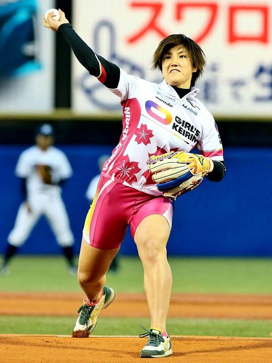 ガールズケイリンの小林莉子が神宮で始球式 : 「新吾捕物帳」三番勝負