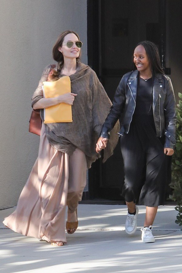 アンジェリーナ ジョリー 14歳の娘ザハラとの最新2ショット こなれたワントーンコーデでお出かけ 海外セレブファッションブログ 最新 スナップ おしゃれ情報が盛り沢山 Dailycelebritydiary