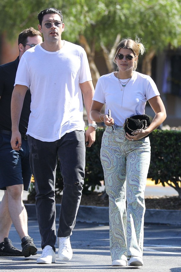 ソフィア・リッチー＆恋人、白Tシャツ×デニムに白スニーカーを合わせた 