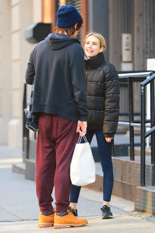 エマ ロバーツ 恋人エヴァン ピーターズとラブラブなバレンタインデー 路上でキスのおねだり 海外セレブファッションブログ 最新スナップ おしゃれ情報が盛り沢山 Dailycelebritydiary