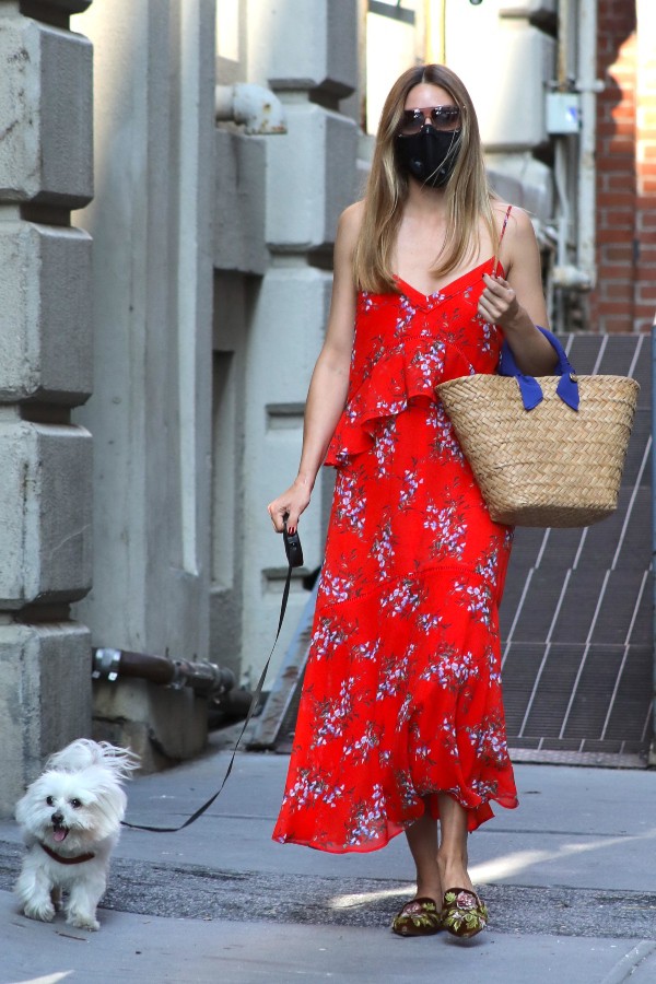 オリヴィア パレルモ 真っ赤なロングワンピースにミュールを合わせたサマースタイルでお出かけ 海外セレブファッションブログ 最新スナップ おしゃれ情報が盛り沢山 Dailycelebritydiary