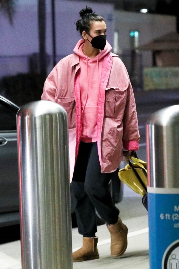 デュア リパ ピンクのフーディ スウェットパンツにムートンブーツを合わせたリラクシーな空港コーデ 海外セレブファッションブログ 最新スナップ おしゃれ情報が盛り沢山 Dailycelebritydiary デュア リパ ピンクのフーディ スウェットパンツにムートンブーツを合わせたリラクシーな空港コーデ 海外セレブファッションブログ 最新スナップ おしゃれ情報が盛り沢山 Dailycelebritydiary