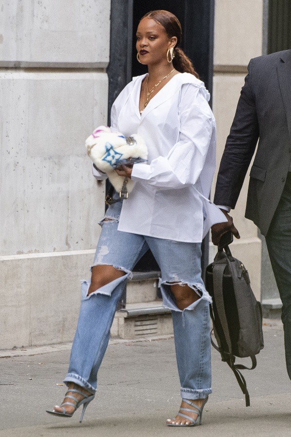 リアーナ 全身ほぼfenty オーバーサイズシャツ ダメージデニムの私服スタイルでパリの空港に到着 海外セレブファッション ブログ 最新スナップ おしゃれ情報が盛り沢山 Dailycelebritydiary