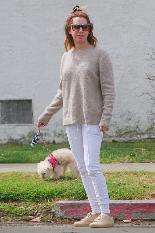 アシュレイ ティスデイル 夫クリストファー フレンチ 愛犬マウイとリラックスムードでお散歩 海外セレブファッションブログ 最新スナップ おしゃれ情報が盛り沢山 Dailycelebritydiary