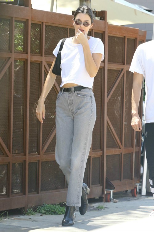 ケンダル・ジェンナー】シンプルなのにカッコいい！白Tシャツ×デニムの 