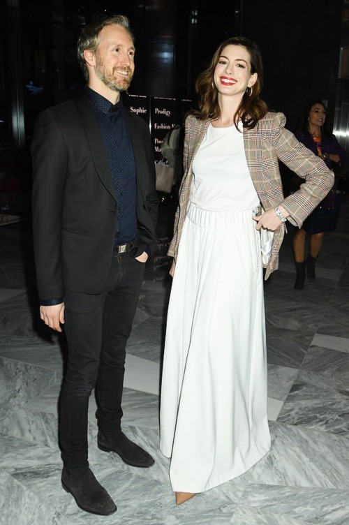 アン ハサウェイ 夫アダム シュルマンとnyハドソンヤードのオープニングイベントにお出かけ 海外セレブファッションブログ 最新スナップ おしゃれ情報が盛り沢山 Dailycelebritydiary