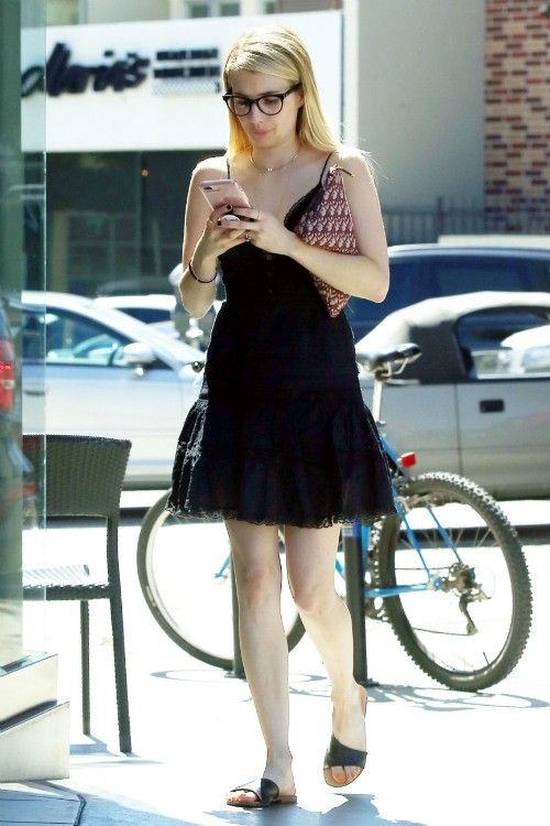 エマ ロバーツ キュート 知的なメガネ女子 レースワンピース ぺたんこサンダルでおでかけ 海外セレブファッションブログ 最新スナップ おしゃれ情報が盛り沢山 Dailycelebritydiary エマ ロバーツ キュート 知的なメガネ女子 レースワンピース ぺたんこサンダルでおでかけ 海外セレブファッションブログ 最新スナップ おしゃれ情報が盛り沢山 Dailycelebritydiary