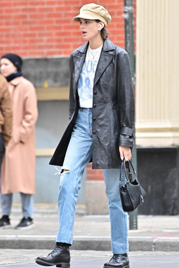 カイア ガーバー キャスケットで秋っぽく レザーコートにデニムを合わせた私服コーデでお出かけ 海外 セレブファッションブログ 最新スナップ おしゃれ情報が盛り沢山 Dailycelebritydiary