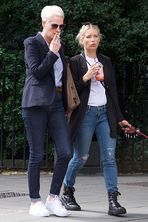 ロティ モス あんまり似てない 美人ママとの2ショット 愛犬を連れてロンドンでお出かけ 海外セレブファッションブログ 最新スナップ おしゃれ情報が盛り沢山 Dailycelebritydiary