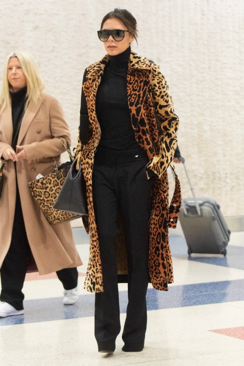 ヴィクトリア ベッカム 全身でブランドpr ワイルドなレオパードコートが主役の最新私服コーデ 海外セレブファッションブログ 最新スナップ おしゃれ情報が盛り沢山 Dailycelebritydiary