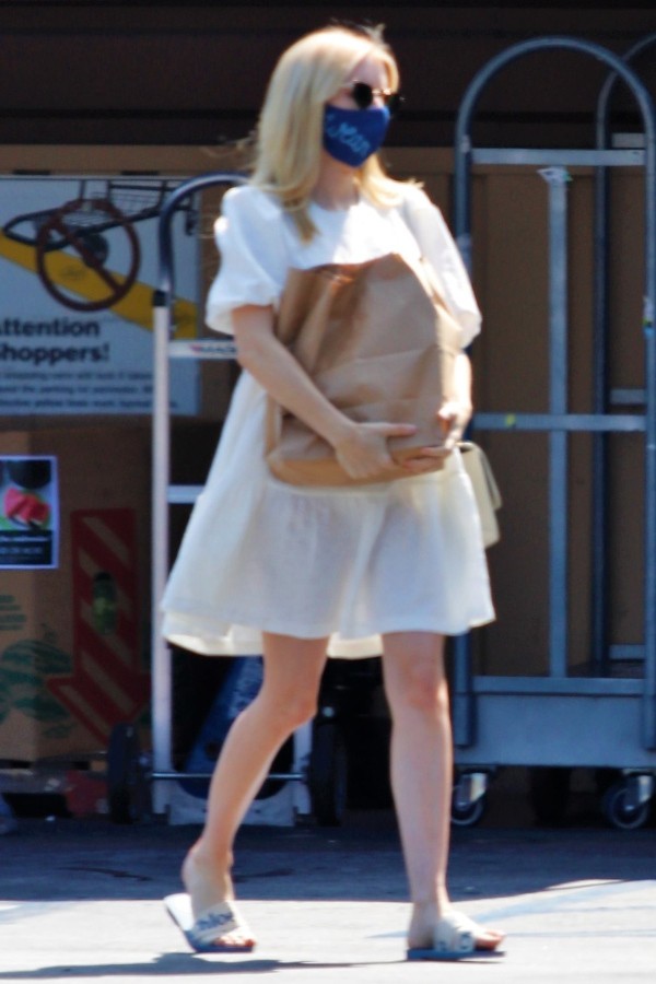 エマ ロバーツ キュートなティアードワンピースにフラットサンダルを合わせたマタニティコーデ 海外セレブファッションブログ 最新スナップ おしゃれ情報が盛り沢山 Dailycelebritydiary