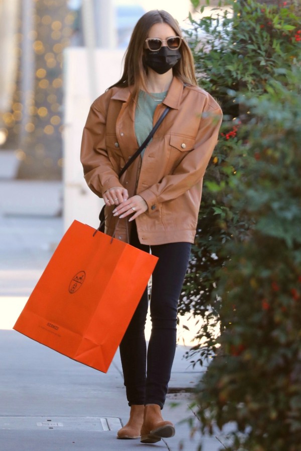 リリー コリンズ エコレザージャケット 黒スキニーにショートブーツを合わせた大人カジュアルコーデ 海外セレブファッションブログ 最新スナップ おしゃれ情報が盛り沢山 Dailycelebritydiary