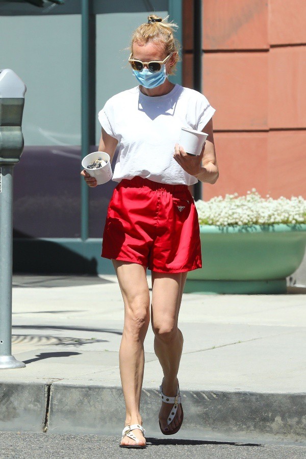 ダイアン クルーガー 生足あらわ Tシャツ 真っ赤なショートパンツのカジュアルコーデでお出かけ 海外 セレブファッションブログ 最新スナップ おしゃれ情報が盛り沢山 Dailycelebritydiary