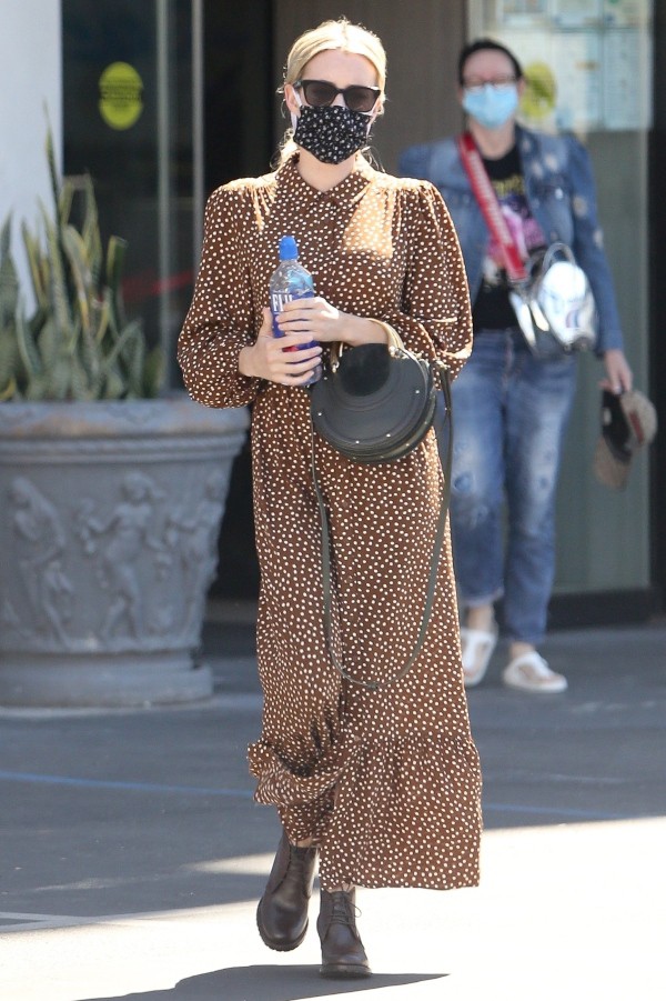 エマ ロバーツ お腹ふっくらしてきた ロングワンピースで作るマタニティスタイルでお出かけ 海外セレブファッションブログ 最新スナップ おしゃれ情報が盛り沢山 Dailycelebritydiary