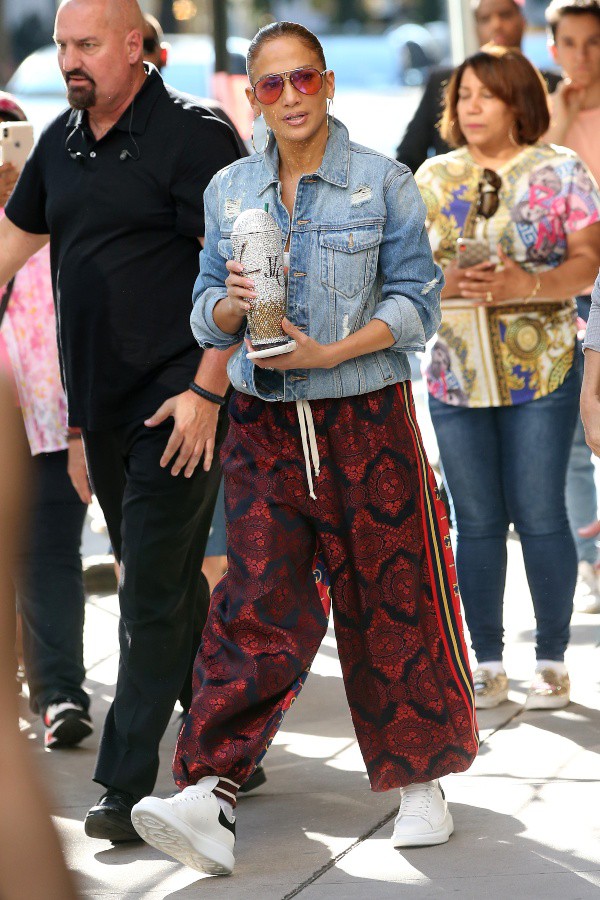 ジェニファー ロペス 海外セレブが着用 Gucciのボリューミーなジョガーパンツで抜け感コーデ 海外 セレブファッションブログ 最新スナップ おしゃれ情報が盛り沢山 Dailycelebritydiary