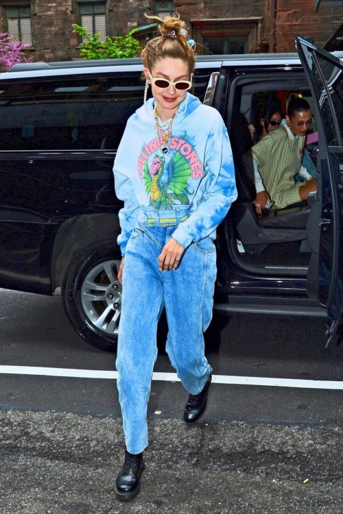 ジジ ハディッド 24歳のお誕生日ルック タイダイ柄 ケミカルデニムでヒッピー気分のレトロコーデ 海外セレブファッションブログ 最新スナップ おしゃれ情報が盛り沢山 Dailycelebritydiary