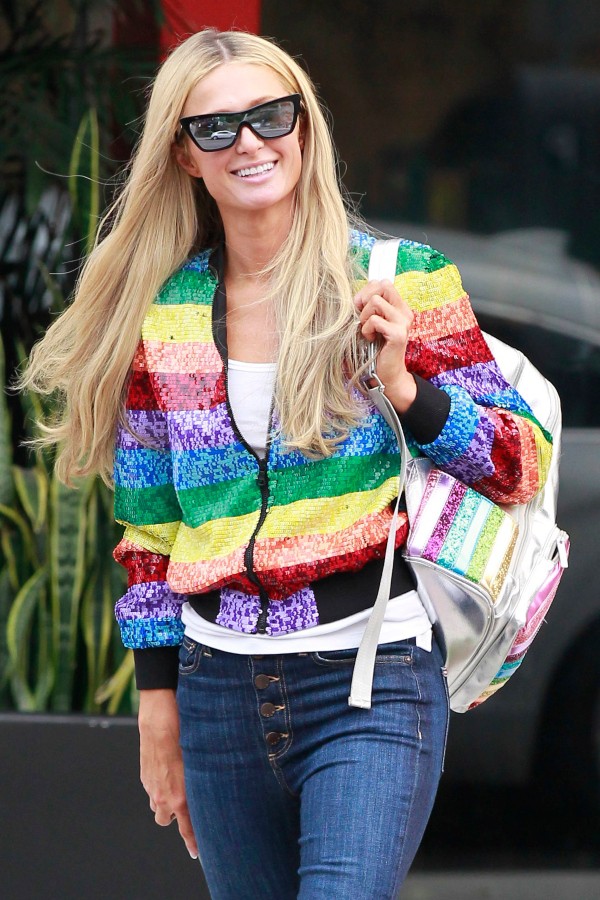 パリス ヒルトン 静まり返ったビバリーヒルズでお買い物 派手ジャケット 美脚デニムの秋コーデ 海外セレブファッションブログ 最新スナップ おしゃれ情報が盛り沢山 Dailycelebritydiary