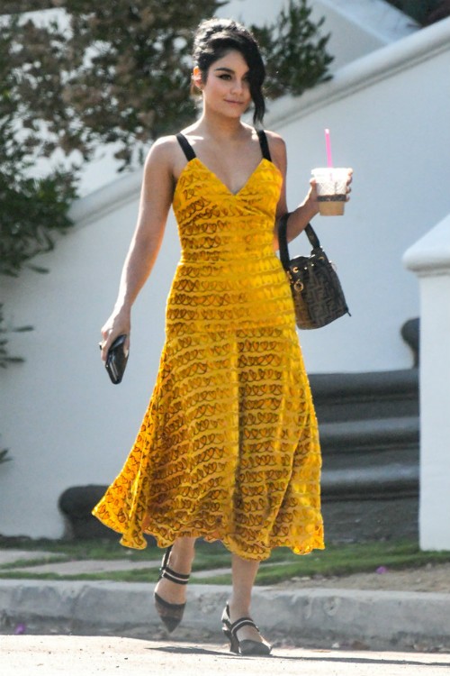 ヴァネッサ ハジェンズ 全身fendiコーデ ハート柄ワンピース ロゴパンプスでお出かけ 海外セレブファッションブログ 最新スナップ おしゃれ情報が盛り沢山 Dailycelebritydiary