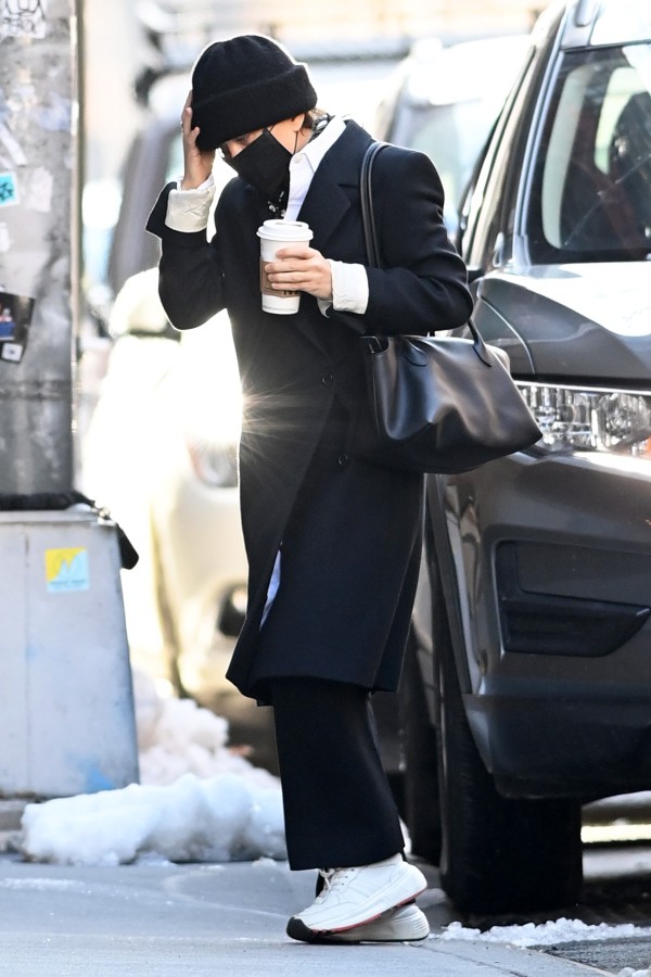 メアリー ケイト オルセン ロングコート スラックスにスニーカーを合わせたカジュアルミックスコーデ 海外セレブファッションブログ 最新スナップ おしゃれ情報が盛り沢山 Dailycelebritydiary