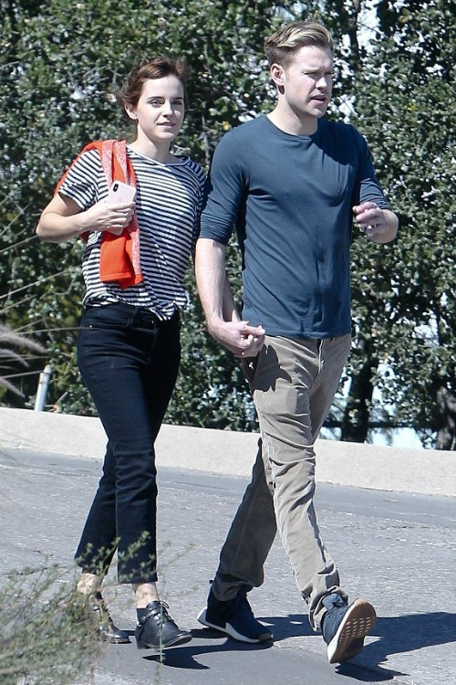 エマ ワトソン メロメロなエマがキュート 新恋人コード オーバーストリートと手つなぎデート 海外セレブファッションブログ 最新スナップ おしゃれ情報が盛り沢山 Dailycelebritydiary