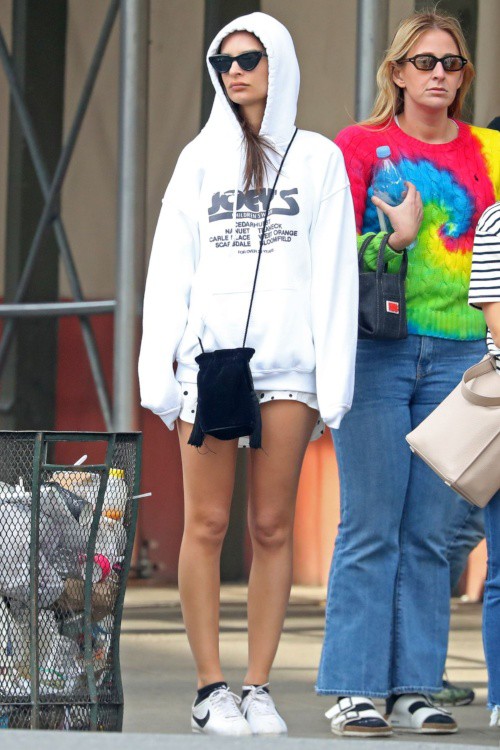 エミリー ラタコウスキー セレブが愛用 ナイキのコルテッツを使ったモノトーンコーデでお出かけ 海外セレブファッションブログ 最新スナップ おしゃれ情報が盛り沢山 Dailycelebritydiary エミリー ラタコウスキー セレブが愛用 ナイキのコルテッツを使ったモノトーンコーデでお出かけ 海外セレブファッションブログ 最新スナップ おしゃれ情報が盛り沢山 Dailycelebritydiary