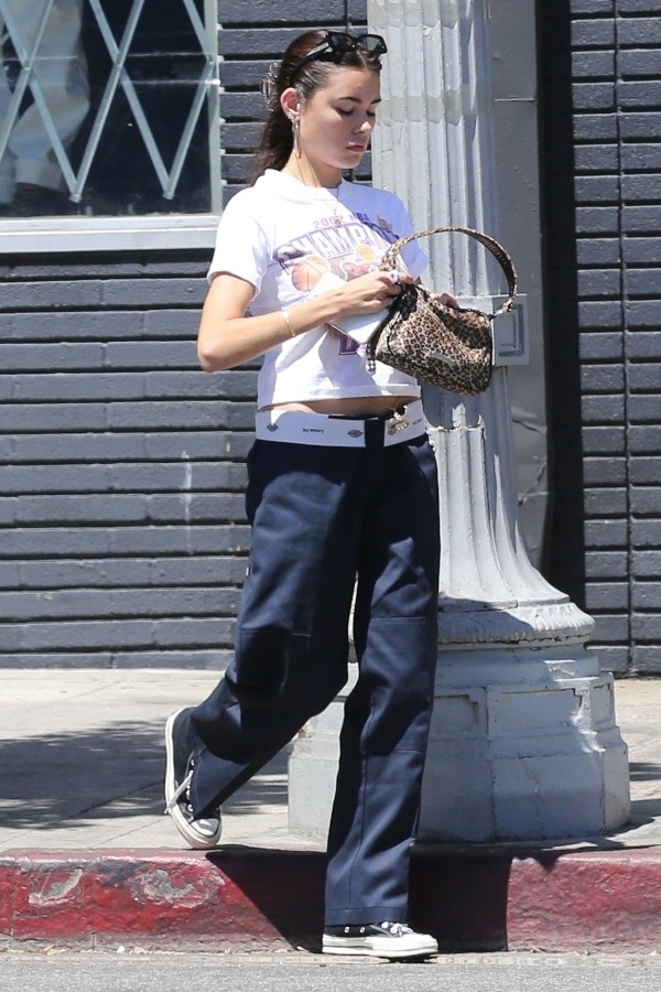 マディソン ビアー Tシャツ Dickies ディッキーズ のワークパンツにスニーカーを合わせた夏コーデ 海外セレブファッションブログ 最新スナップ おしゃれ情報が盛り沢山 Dailycelebritydiary