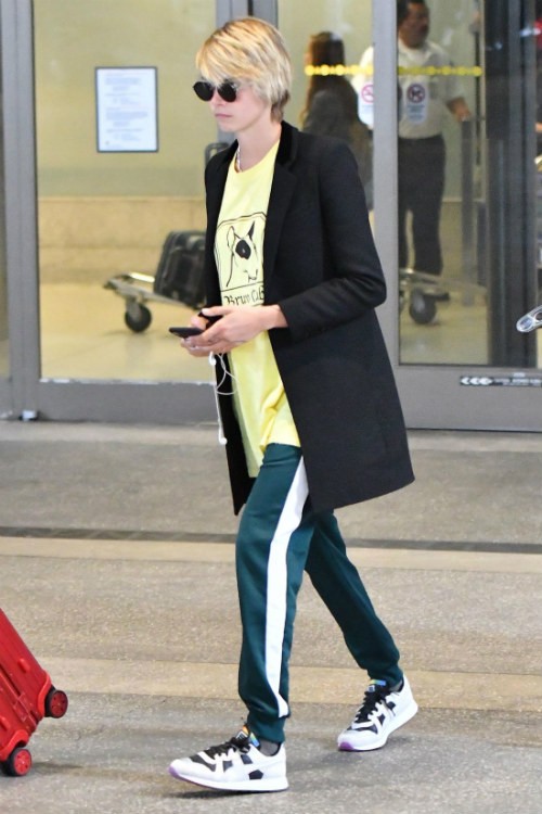 カーラ デルヴィーニュ スウェットコーデにジャケットを羽織って大人顔な空港ファッション 海外セレブファッション ブログ 最新スナップ おしゃれ情報が盛り沢山 Dailycelebritydiary
