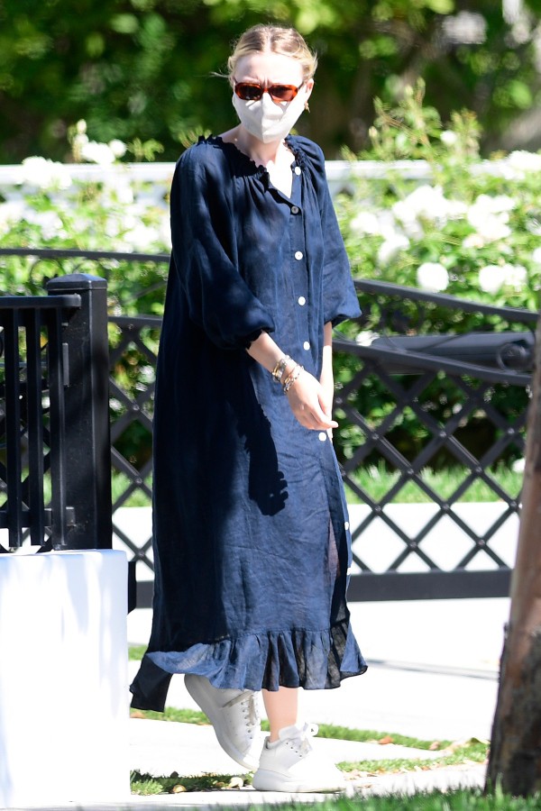 ダコタ ファニング ネイビーのロングワンピースに厚底スニーカーを合わせた楽ちんコーデでお出かけ 海外セレブ最新画像 私服ファッション レッドカーペット速報 セレブファッションブログ Dailycelebritydiary