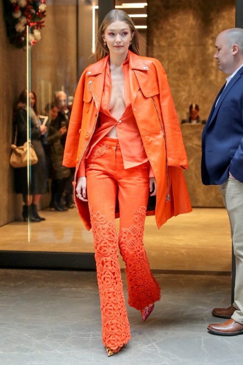 ジジ ハディッド センシュアルなブラレス姿 全身オレンジルックでvogueのイベントにお出かけ 海外セレブファッション ブログ 最新スナップ おしゃれ情報が盛り沢山 Dailycelebritydiary