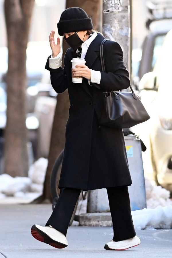 メアリー ケイト オルセン ロングコート スラックスにスニーカーを合わせたカジュアルミックスコーデ 海外セレブファッションブログ 最新スナップ おしゃれ情報が盛り沢山 Dailycelebritydiary