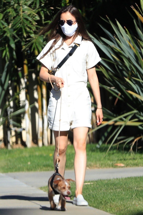 リリー コリンズ 愛犬のレッドフォード ショートオールインワン スリッポンの春コーデでお出かけ 海外セレブファッションブログ 最新スナップ おしゃれ情報が盛り沢山 Dailycelebritydiary