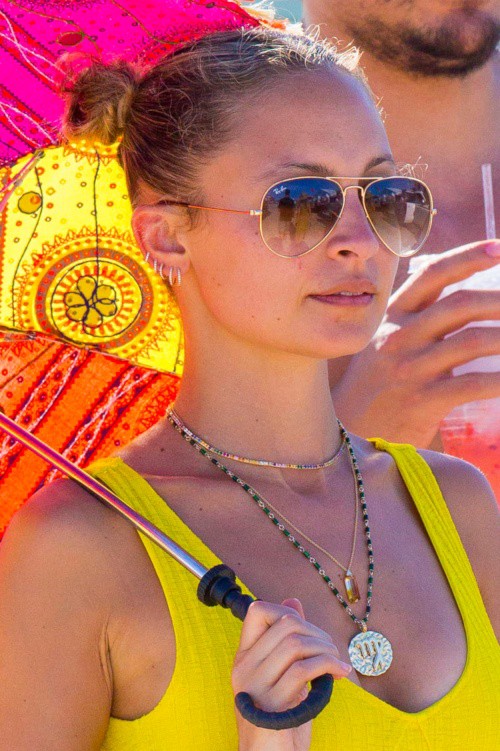 ニコール リッチー アラフォーには見えない 可愛すぎるツインお団子におしゃれな夏フェスコーデ 海外セレブファッションブログ 最新スナップ おしゃれ情報が盛り沢山 Dailycelebritydiary