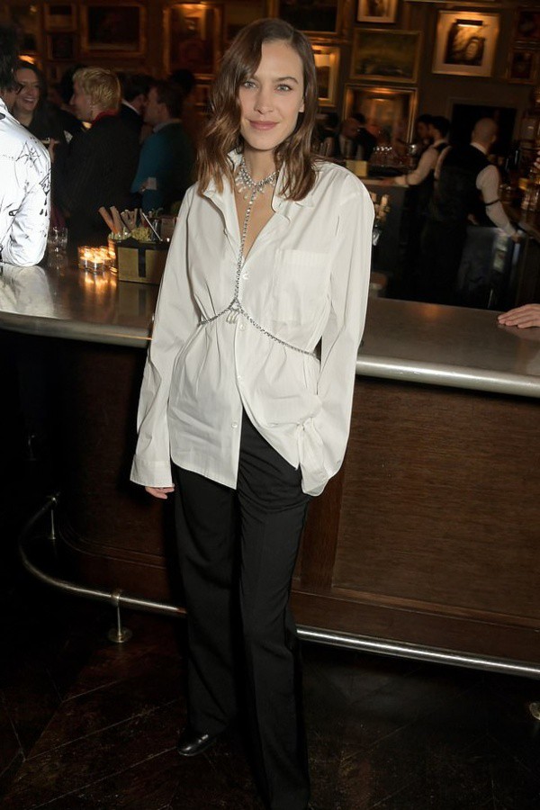 アレクサ チャン 交際中の13歳年下の御曹司とクールなカップルコーデでディナーパーティーに出席 海外セレブファッションブログ 最新スナップ おしゃれ情報が盛り沢山 Dailycelebritydiary