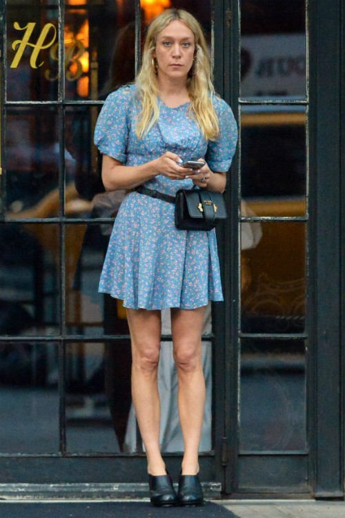 クロエ セヴィニー いつまでもガーリー 花柄フレアワンピースのレトロmixコーデでお出かけ 海外セレブファッション ブログ 最新スナップ おしゃれ情報が盛り沢山 Dailycelebritydiary