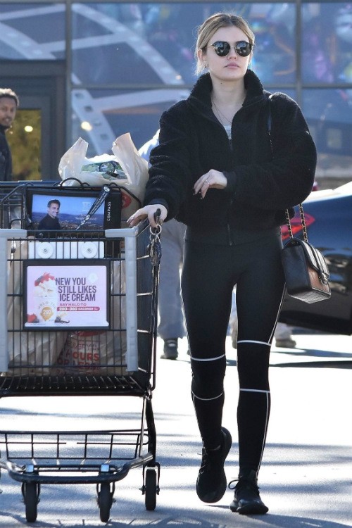 ルーシー ヘイル ジムに行くときの服装を拝見 ふわもこボアブルゾンでキュートな印象をプラス 海外セレブファッションブログ 最新スナップ おしゃれ情報が盛り沢山 Dailycelebritydiary