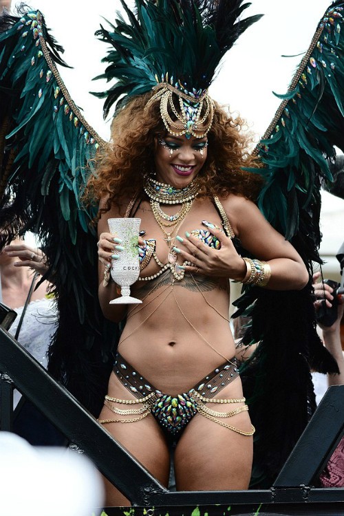 リアーナ 今年は露出控えめ 故郷バルバドスの収穫祭カーニバルにピンクのフェザードレスで参加 海外セレブファッションブログ 最新スナップ おしゃれ情報が盛り沢山 Dailycelebritydiary