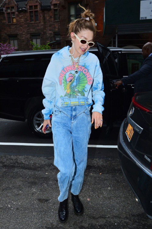 ジジ ハディッド 24歳のお誕生日ルック タイダイ柄 ケミカルデニムでヒッピー気分のレトロコーデ 海外セレブファッションブログ 最新スナップ おしゃれ情報が盛り沢山 Dailycelebritydiary