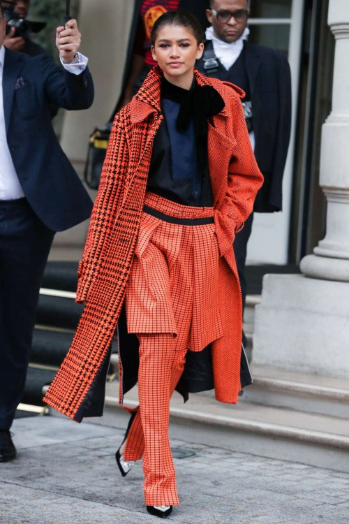 ゼンデイヤ Sacai 19年プレフォールコレクションより全身オレンジのレイヤードルックでお出かけ 海外セレブファッション ブログ 最新スナップ おしゃれ情報が盛り沢山 Dailycelebritydiary