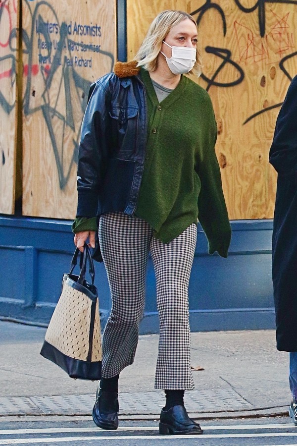 クロエ セヴィニー 13歳年下パートナー レザーブルゾン チェックパンツのレトロカジュアルコーデ 海外セレブファッション ブログ 最新スナップ おしゃれ情報が盛り沢山 Dailycelebritydiary