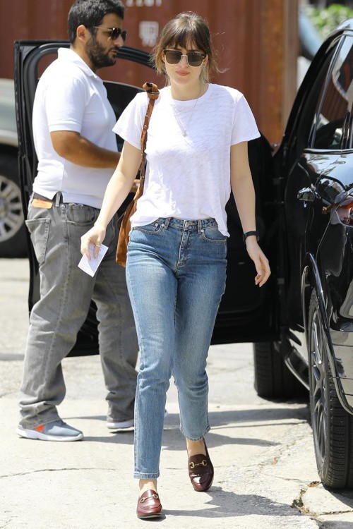 ダコタ・ジョンソン、右腕に新たなタトゥー！白Tシャツ×デニムの 