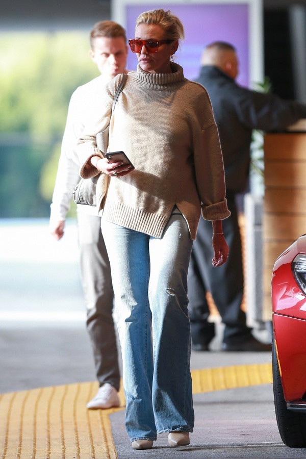 キャメロン ディアス ゆったりタートルニットにフレアデニムを合わせたきれいめカジュアルコーデ 海外セレブファッション ブログ 最新スナップ おしゃれ情報が盛り沢山 Dailycelebritydiary