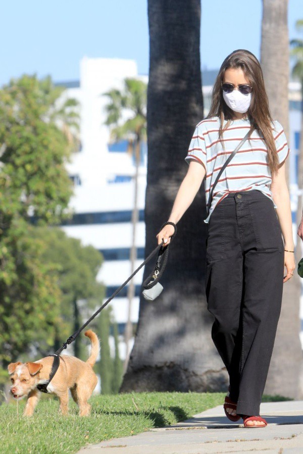 リリー コリンズ Tシャツ ベイカーパンツにフラットサンダルを合わせた私服姿で恋人 愛犬とお散歩 海外セレブファッションブログ 最新スナップ おしゃれ情報が盛り沢山 Dailycelebritydiary