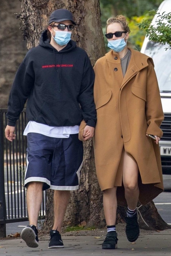 スキ ウォーターハウス 新型コロナ感染から回復の恋人ロバート パティンソンと公園デートでキス 海外セレブファッションブログ 最新スナップ おしゃれ情報が盛り沢山 Dailycelebritydiary