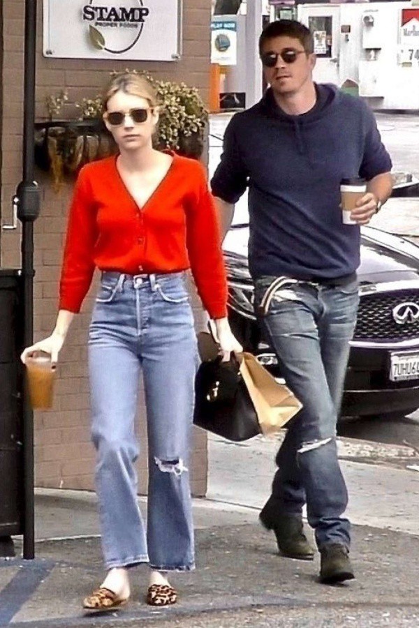 エマ ロバーツ 順調交際 恋人ギャレット ヘドランドとカジュアルなデニムコーデでカフェデート 海外セレブファッションブログ 最新スナップ おしゃれ情報が盛り沢山 Dailycelebritydiary
