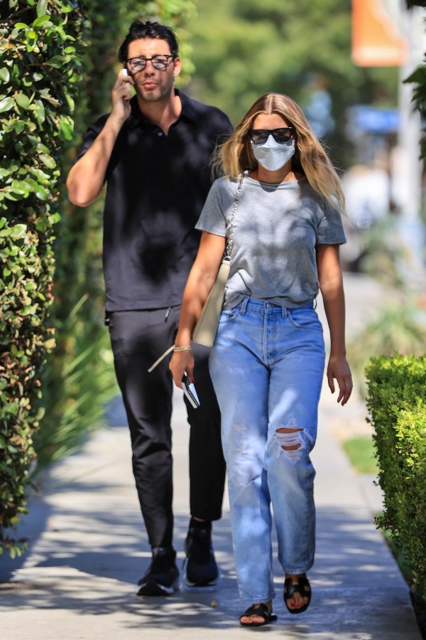 ソフィア リッチー Tシャツ ダメージデニムにhermes エルメス のサンダルを合わせた私服スタイル 海外セレブファッションブログ 最新スナップ おしゃれ情報が盛り沢山 Dailycelebritydiary ソフィア リッチー Tシャツ ダメージデニムにhermes エルメス のサンダルを合わせた私服スタイル 海外セレブファッションブログ 最新スナップ おしゃれ情報が盛り沢山 Dailycelebritydiary