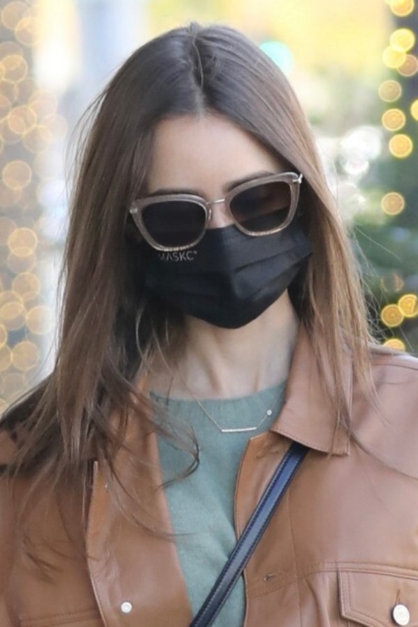 リリー コリンズ エコレザージャケット 黒スキニーにショートブーツを合わせた大人カジュアルコーデ 海外セレブファッションブログ 最新スナップ おしゃれ情報が盛り沢山 Dailycelebritydiary