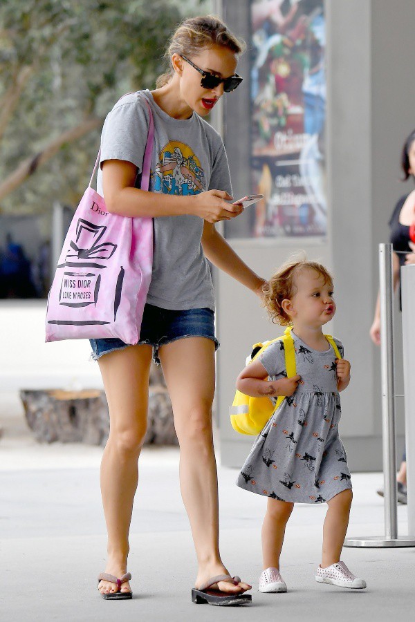 ナタリー ポートマン 今年の夏も下駄愛は止まらない 2歳の愛娘アマリアちゃんとlaでお出かけ 海外セレブファッションブログ 最新スナップ おしゃれ情報が盛り沢山 Dailycelebritydiary