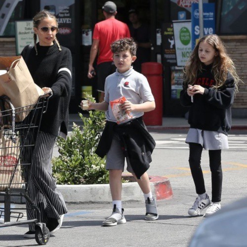 ニコール リッチー 現在ママ業と女優業を両立 子供たちとモノトーンの家族リンクコーデでお出かけ 海外セレブファッション ブログ 最新スナップ おしゃれ情報が盛り沢山 Dailycelebritydiary