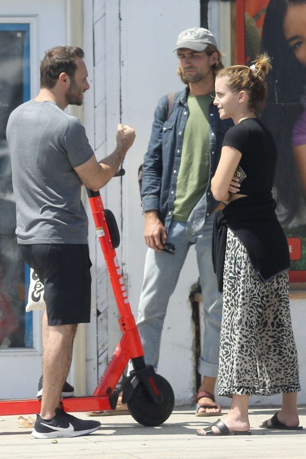 エマ ワトソン おなかチラ見せ チビt アニマル柄パンツの私服スタイルで男性とランチにお出かけ 海外セレブファッションブログ 最新スナップ おしゃれ情報が盛り沢山 Dailycelebritydiary