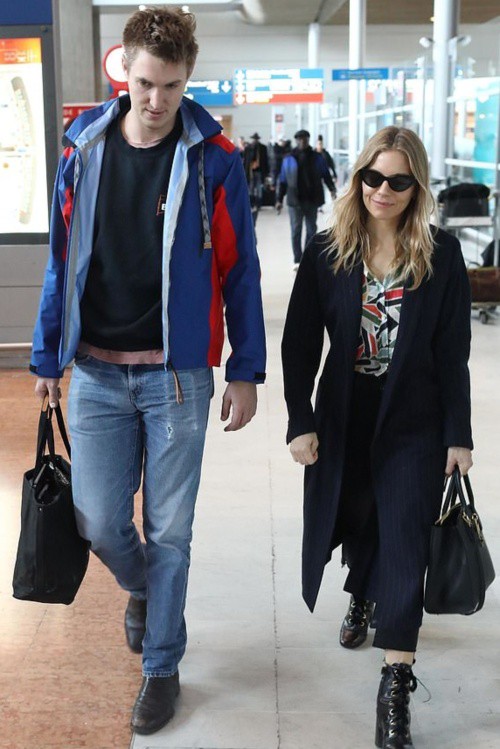 シエナ ミラー 10歳年下の彼氏ルーカス ツヴィルナーとレトロな色合いのリンクコーデでパリに到着 海外セレブファッション ブログ 最新スナップ おしゃれ情報が盛り沢山 Dailycelebritydiary